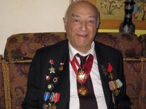 пожилой мужчина с орденами