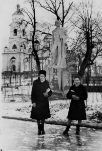 Памятник А. С. Пушкину у входа в парк. 1950-е гг.