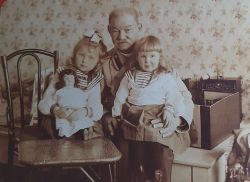 Фотография дедушки и внучек. мгновения жизни
