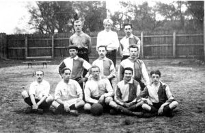 В. В. Бианки (в первом ряду второй справа) с футбольной командой