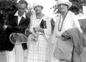 В. В. Набоков, играющий в теннис со С. Р. Зиверт и её сестрой Т. Р. Зиверт, фотография 1922 года.