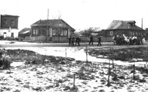 На фотографии угол здания, где находилась библиотека в годы войны. Фотография 50-х годов