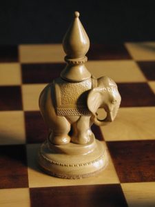 Фотография фигуры слона в шахматах