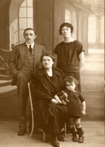 Фотография, Ю. А. Кутырина, племянница писателя, Ивистион Жантийом, ее сын, И. С. и О. А. Шмелевы