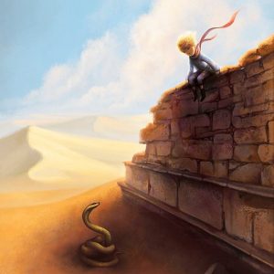 Маленький принц сидит на стене, а под стененой лежит змея.