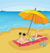 Девушка лежит под зонтиком на пляже