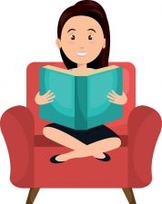 Девушка читает книгу в кресле