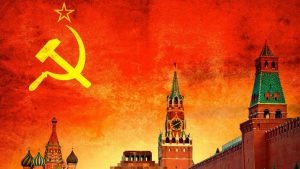 Кремль, красный флаг, серп и молот.