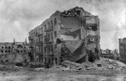 Дом Палова. После окончания Сталинградской битвы. На заднем плане — мельница Гергардта