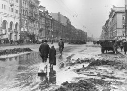 Люди на Невском проспекте (в то время - проспект 25 октября) в дни блокады Ленинграда, апрель 1942 года.