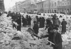 Расчистка Литейного проспекта в блокадном Ленинграде. 1942 г.