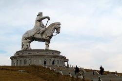 Статуя Чингиз-хана: всадник на коне с символами власти.