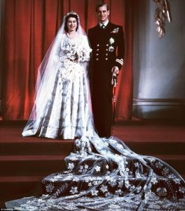 британская королева Елизавета II и ее супруг в свадебном одеянии