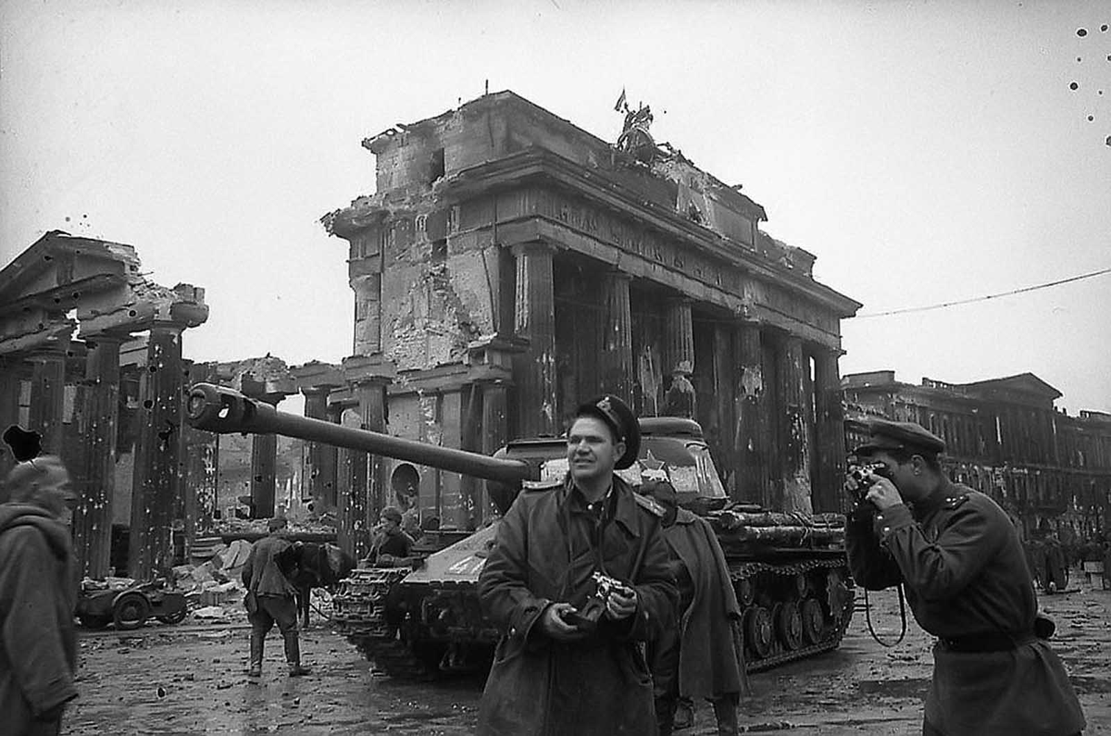 Вторая мировая ссср. Бранденбургские ворота Берлин 1945. Евгений Халдей парад Победы. Фото Бранденбургских ворот в Берлине 1945.