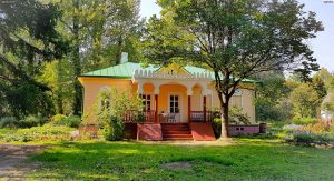 Главный усадебный дом со стороны веранды А. П. Чехова в селе Мелехово.
