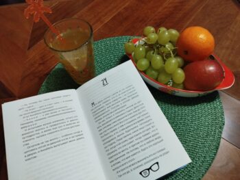 книга, фрукты, сок