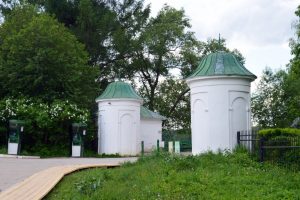 Въездные башни в имение Л. Н. Толстого "Ясная Поляна"