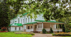Вид на "большой дом" Л. Н. Толстого со стороны веранды террасы.