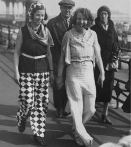 Пижама. В 1932 году две женщины, одетые в яркие пижамы, взбудоражили публику на набережной Брайтона