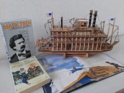 Путешествия Марка Твена. модель парохода и книги