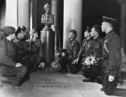 Бойцы принимают присягу у могилы А. В. Суворова, 1942 г.