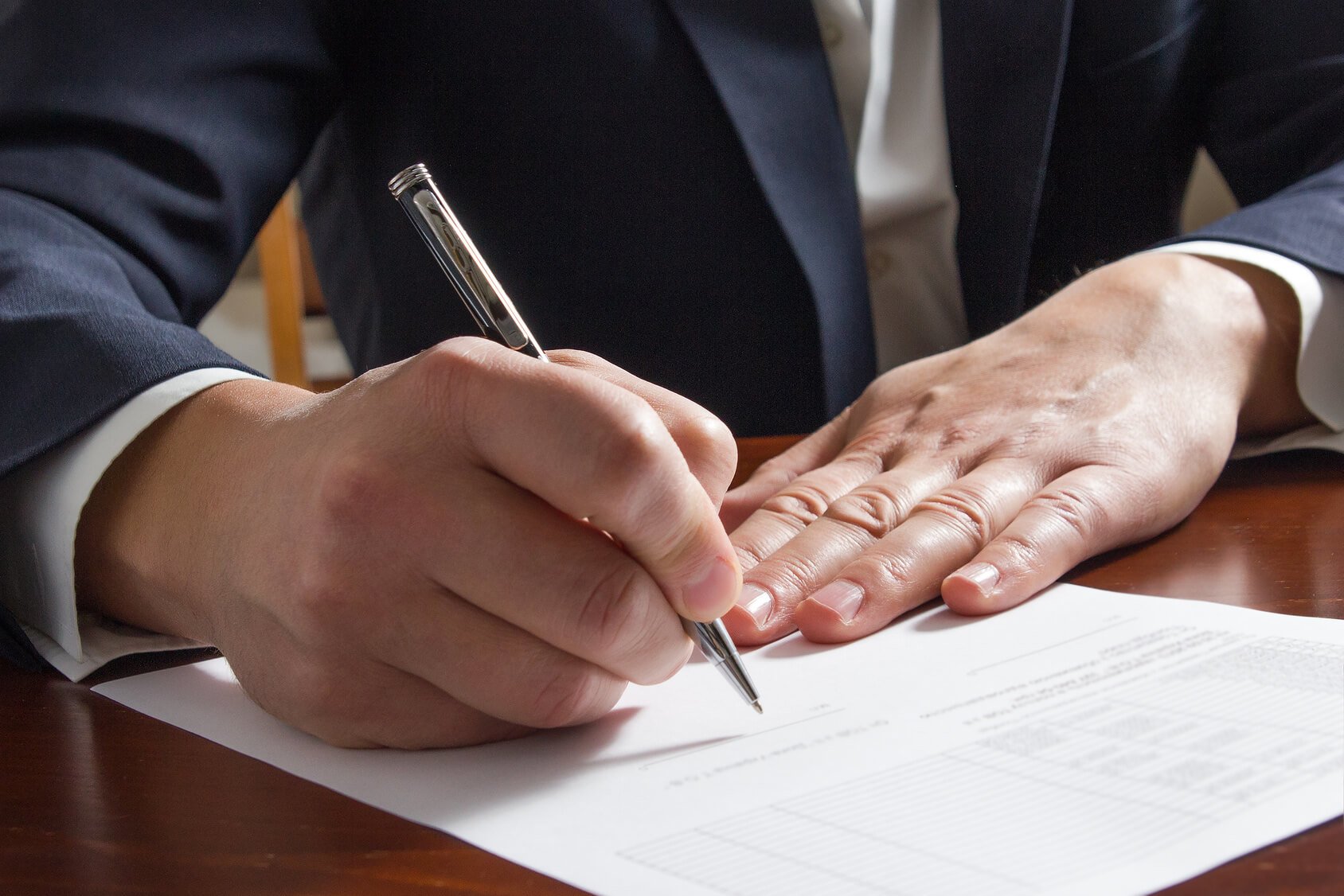 Юридическое лицо новости. Человек подписывает документы. Человек подписывает бумаги. Рука подписывает документ. Человек подписывает договор.