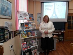 Французский язык. Ведущий у выставки