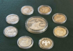 Юбилейные монеты. Фото монет на суконным столом.
