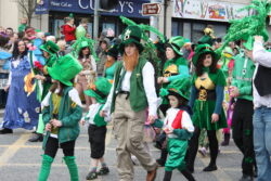 День Святого Патрика. шествие людей в зеленом