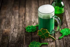 кружка зеленого пива с трилистником