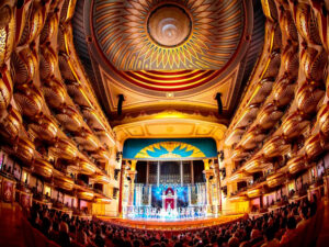 Тбилиси.. интерьер Грузинского национального театра оперы и балета