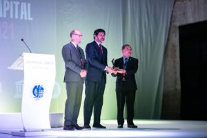 Тбилиси. три мужчины в костюмах у трибуны