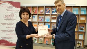 Директор библиотеки Т.А. Брагина и А.А. Сарыгин
