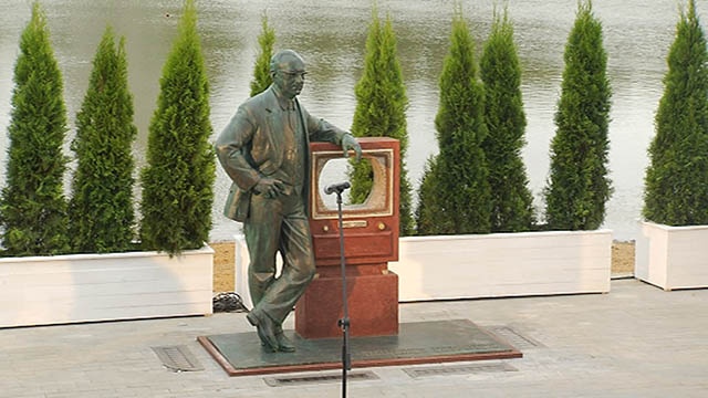 Памятник В.К. Зворыкину в Москве