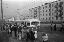 Улица Мира, троллейбус на остановке «ДК ВХЗ». 1958 г.
