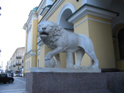 Лев перед домом Лобанова-Ростовского