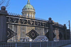 Решетка Воронихинского сквера у Казанского собора