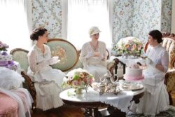 женщины дворянского происхождения пьют чай за столом