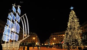 рождественская елка и корабль на площади