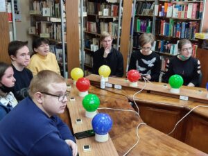 молодые люди сидят за игровым столом