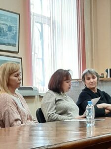 три женщины читают стихи