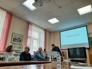 ведущий мужчина за компьютером