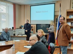 трое ведущих мероприятия стоят перед публикой