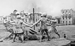 Фонтан «Детский хоровод», 23 августа 1942 года, Сталинград. Сталинградская битва