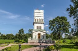 Белая башня в Александровском парке Царского Села