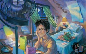 Гарри Поттер и философский камень. Мальчик в очках с открыткой за столом, над которым висит клетка с совой
