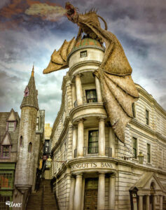 Здание с драконом на крыше и башнями