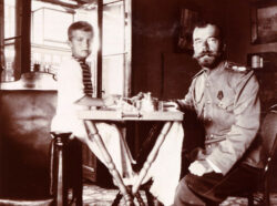 Царская семья, фото 1. Николай II с сыном Алексеем, 1910 г.