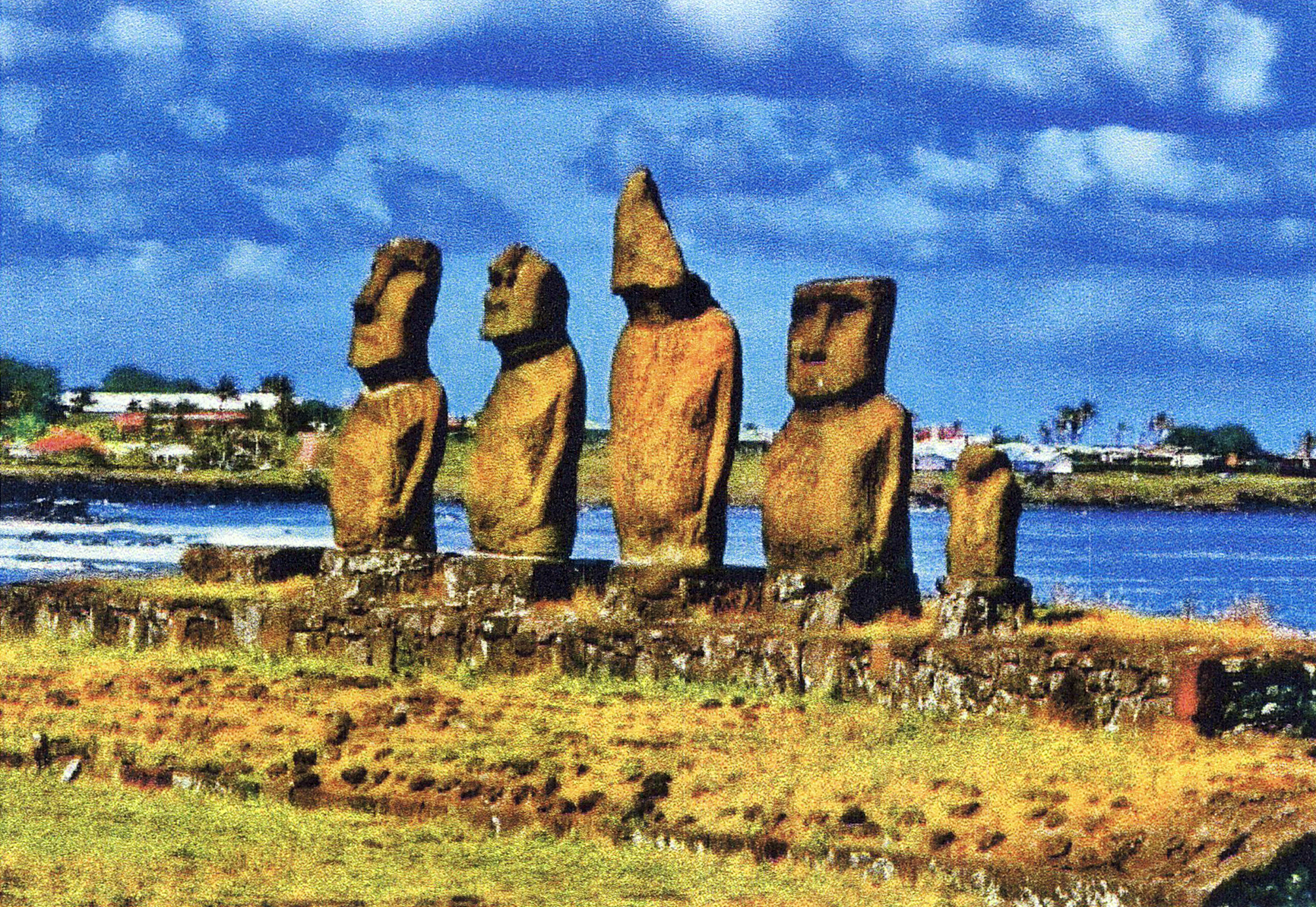 Каменные статуи острова пасхи страна. Каменные статуи Моаи остров Пасхи Чили. Моаи на острове Пасхи. Статуи истуканы Моаи. Остров Пасхи статуи Моаи.