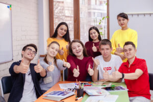 молодые люди с учебниками по изучению иностранных языков